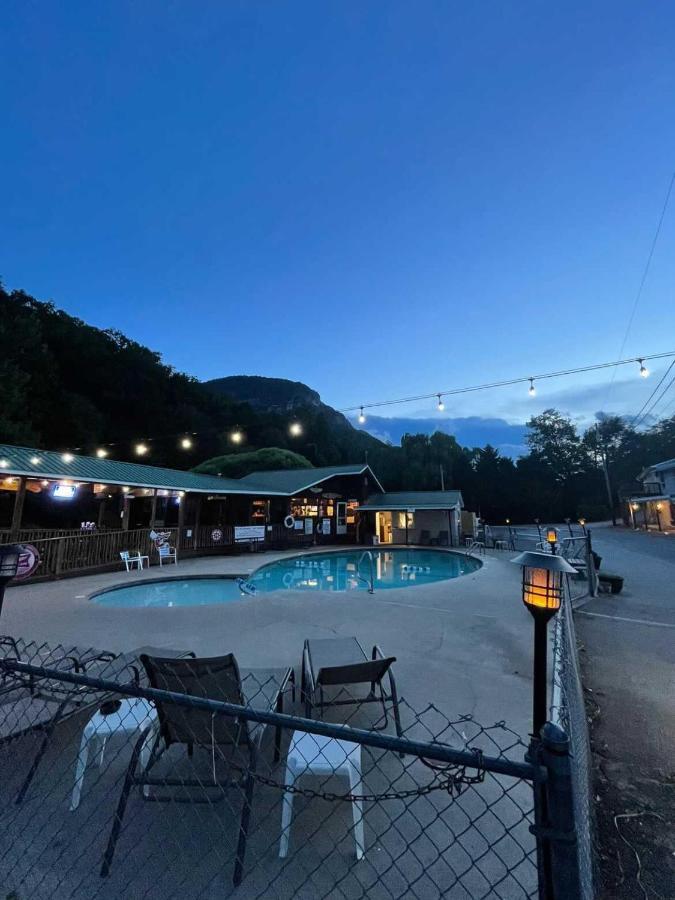 Geneva Hotel & Tiki Bar Чімні-Рок Екстер'єр фото
