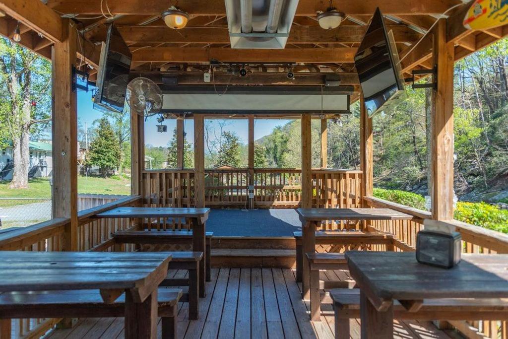 Geneva Hotel & Tiki Bar Чімні-Рок Екстер'єр фото
